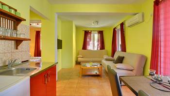 Apartment of cheerful colors, modern design, pool, terrace, WiFi, 5