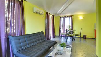 Modernly furnished apartment for 4 persons, WiFi, pool, garden, 2