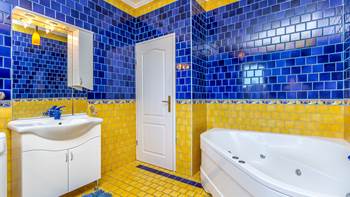 Comfortable open concept apartment with 2 bedrooms, swimming pool, 16