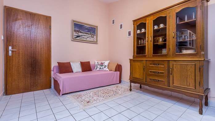 One-bedroom apartment for 4 persons with outdoor pool and garden, 4