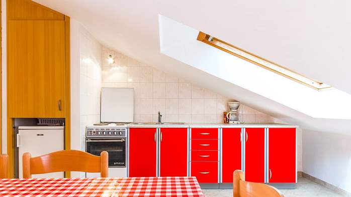 Helle und geräumige FeWo für 7 Personen im Dachgeschoss, Garten, 1