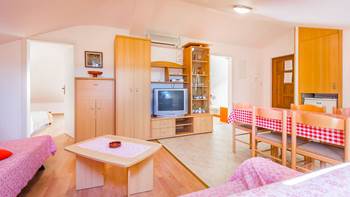 Bright and spacious apartment for 7 persons in the attic, garden, 2