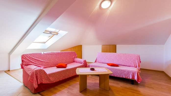 Bright and spacious apartment for 7 persons in the attic, garden, 4