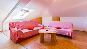 Bright and spacious apartment for 7 persons in the attic, garden, 5