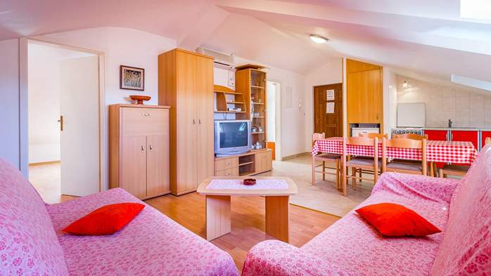 Bright and spacious apartment for 7 persons in the attic, garden, 6