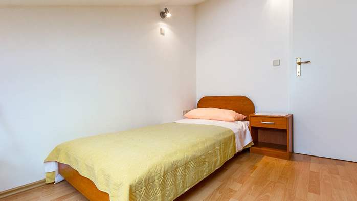 Helle und geräumige FeWo für 7 Personen im Dachgeschoss, Garten, 7