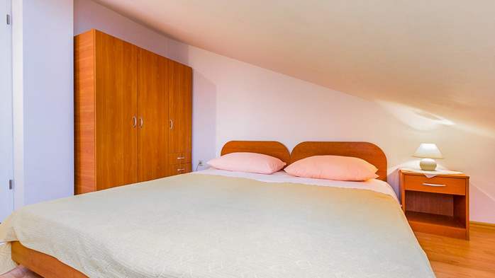 Helle und geräumige FeWo für 7 Personen im Dachgeschoss, Garten, 8