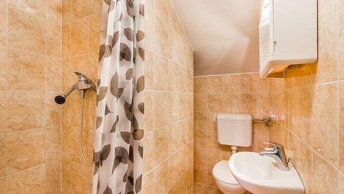 Helle und geräumige FeWo für 7 Personen im Dachgeschoss, Garten, 9