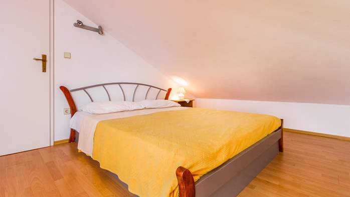 Helle und geräumige FeWo für 7 Personen im Dachgeschoss, Garten, 10