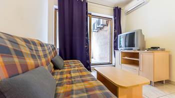 Air-conditioned apartment with private balcony for 5 persons,WiFi, 4