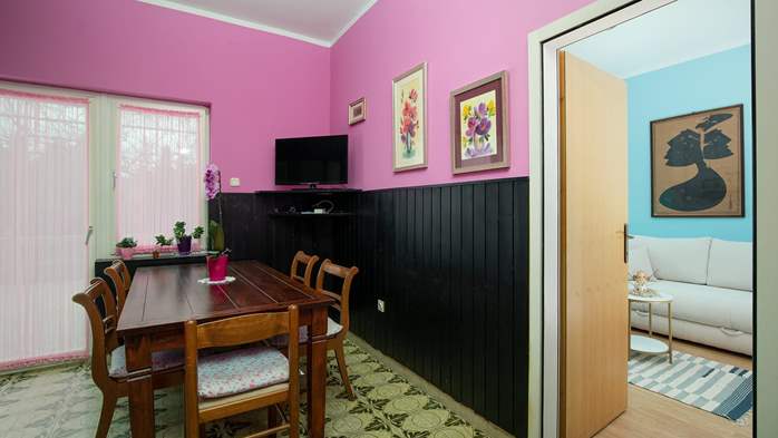 Two bedroom apartment with shared garden, A/C, 5