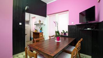 Two bedroom apartment with shared garden, A/C, 6