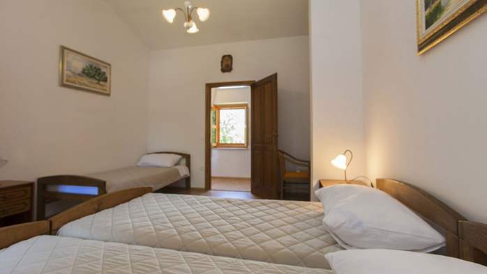 Villa with private pool in natural setting, 3 bedrooms, Wi-Fi, 28