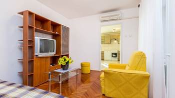 Family apartment with two bedrooms and private terrace, 4