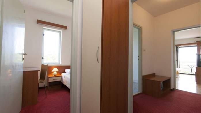 Apartment with single room and balcony for 3 persons, 5