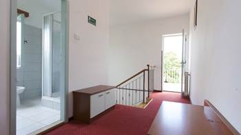 Jednostavan, udoban apartman za 4 osobe s balkonom i vrtom, 8