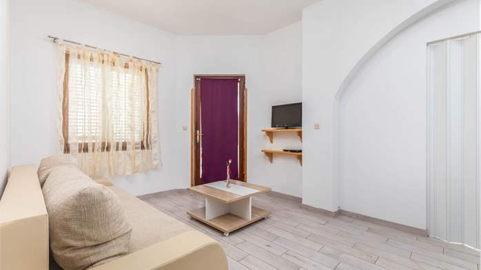 Comfortable apartment with nice covered terrace, free WiFi,SAT-TV, 4