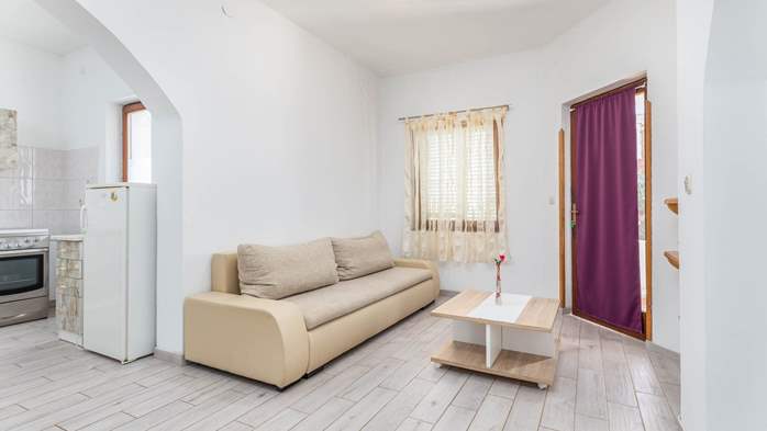 Comfortable apartment with nice covered terrace, free WiFi,SAT-TV, 5