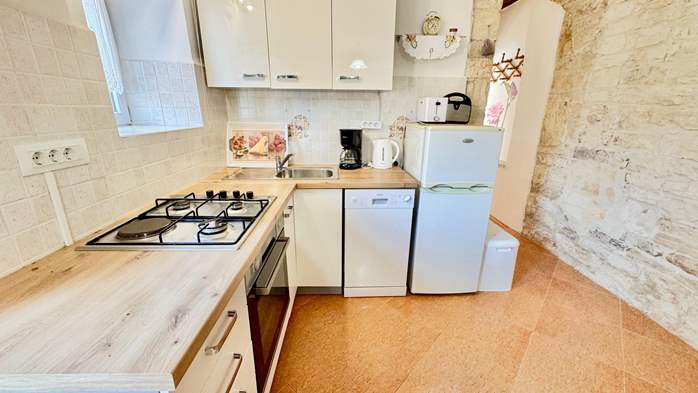 Apartman za 3 osobe s kamenim detaljima, bazen, dječje igralište, 4