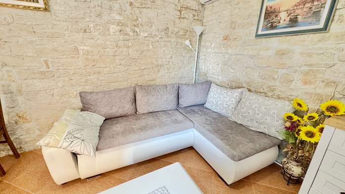 Apartman za 3 osobe s kamenim detaljima, bazen, dječje igralište, 2