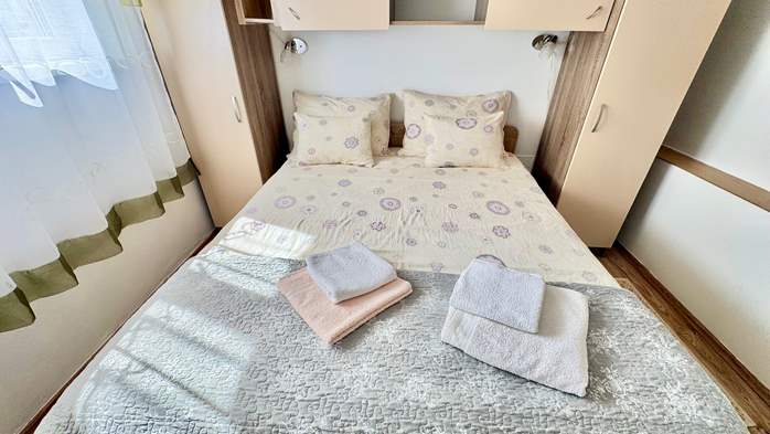 Apartman za 3 osobe s kamenim detaljima, bazen, dječje igralište, 8
