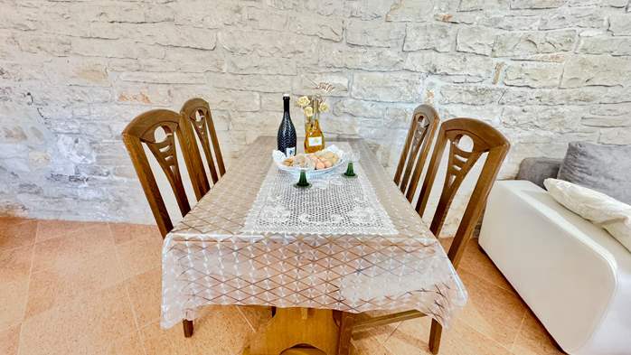 Apartman za 3 osobe s kamenim detaljima, bazen, dječje igralište, 5