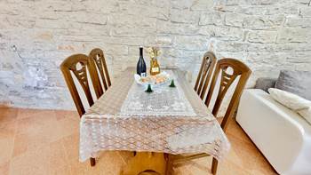 Ferienwohnung für 3 Personen mit Steindetails, Pool, Spielplatz, 5