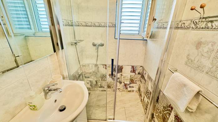 Apartman za 3 osobe s kamenim detaljima, bazen, dječje igralište, 11