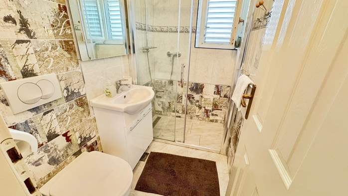 Apartman za 3 osobe s kamenim detaljima, bazen, dječje igralište, 10