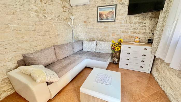 Apartman za 3 osobe s kamenim detaljima, bazen, dječje igralište, 1