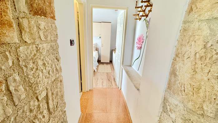 Apartman za 3 osobe s kamenim detaljima, bazen, dječje igralište, 6