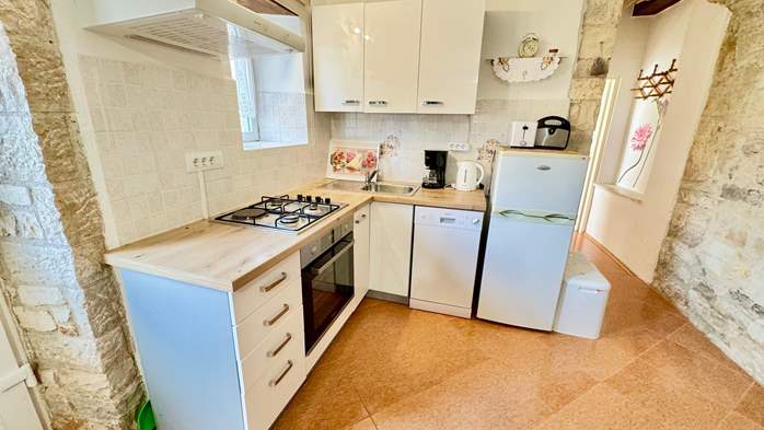 Apartman za 3 osobe s kamenim detaljima, bazen, dječje igralište, 3