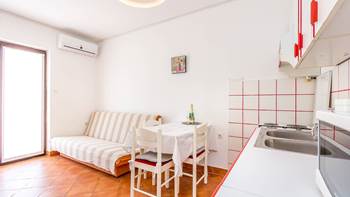 Bright apartment on the ground floor with private terrace, WiFi, 2