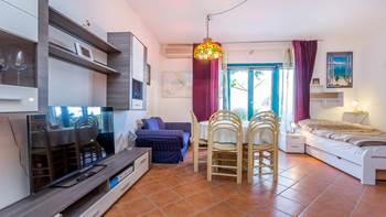 Cozy studio apartment surrounded by greenery, few steps from sea, 3