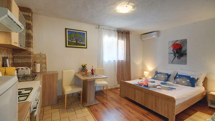Lovely studio apartment for two with shared outdoor pool, 3