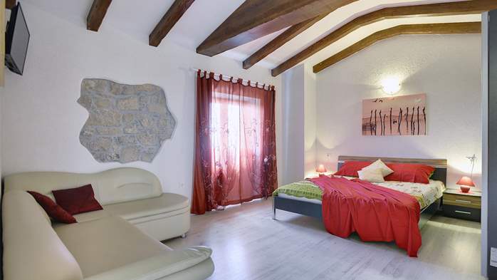 Villa for 10 persons in a quiet setting, pool with whirpool, WiFi, 24