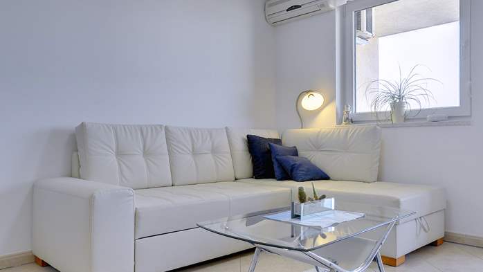 Stylish and luminous apartment with balcony, A/C and WIFI, 7