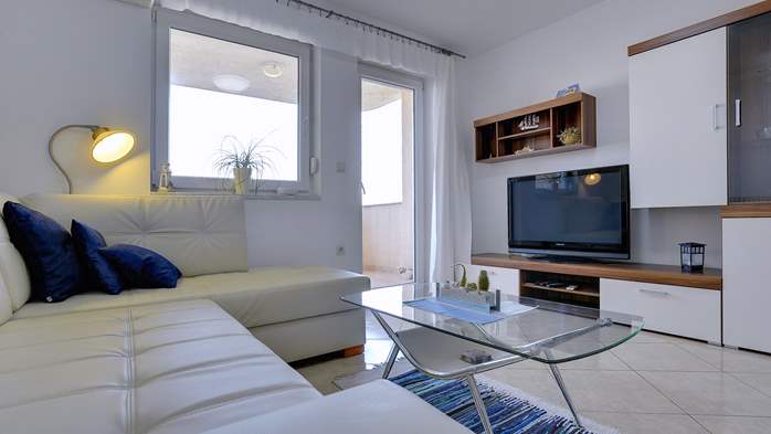 Stylish and luminous apartment with balcony, A/C and WIFI, 9