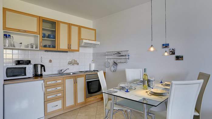 Stylish and luminous apartment with balcony, A/C and WIFI, 3