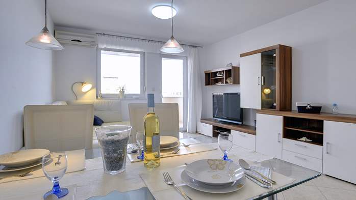 Stylish and luminous apartment with balcony, A/C and WIFI, 5