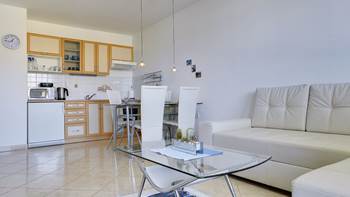 Stylish and luminous apartment with balcony, A/C and WIFI, 2