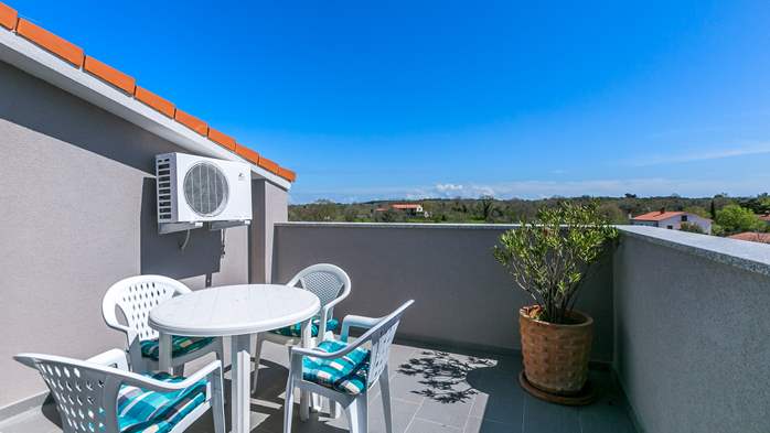 Kleine, schöne, klimatisierte Wohnung mit Balkon für 5 Personen, 12