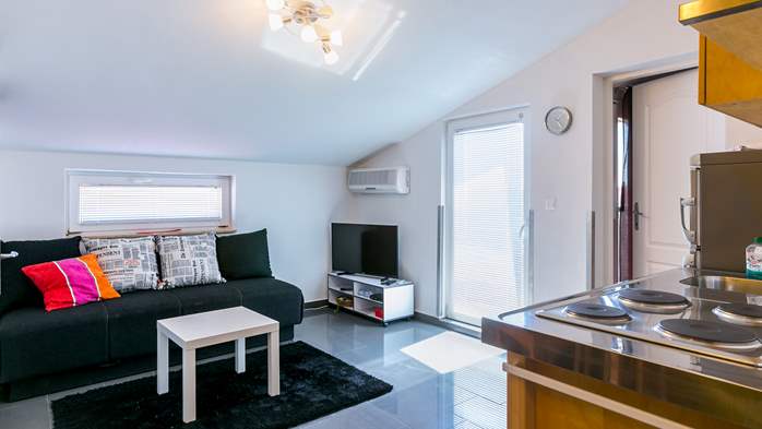 Kleine, schöne, klimatisierte Wohnung mit Balkon für 5 Personen, 2