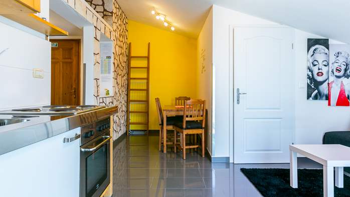 Small, nice, air-conditioned apartment with balcony for 5 persons, 5