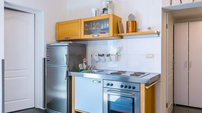 Kleine, schöne, klimatisierte Wohnung mit Balkon für 5 Personen, 6