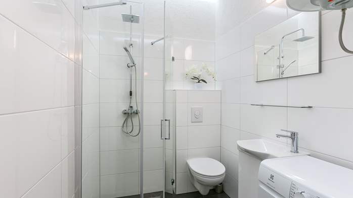 Kleine, schöne, klimatisierte Wohnung mit Balkon für 5 Personen, 7