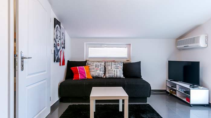 Kleine, schöne, klimatisierte Wohnung mit Balkon für 5 Personen, 1