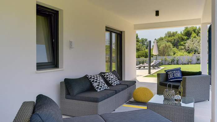 Exquisite design 3 bedroom Villa with swimming pool, garden, WIFI, 30