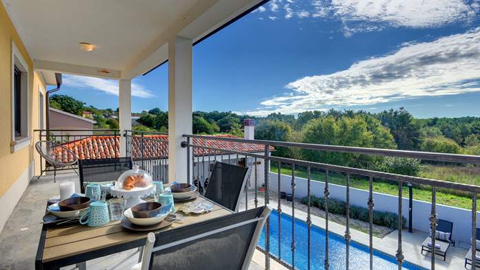 Anspruchsvolle Villa auf 2 Etagen mit Pool und eigener Terrasse, 39