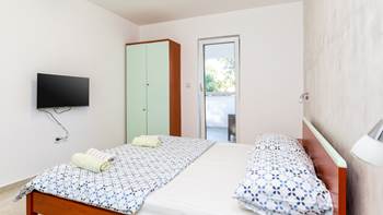 Helles Apartment mit farbenfrohen Details für 4 Personen und WLAN, 5